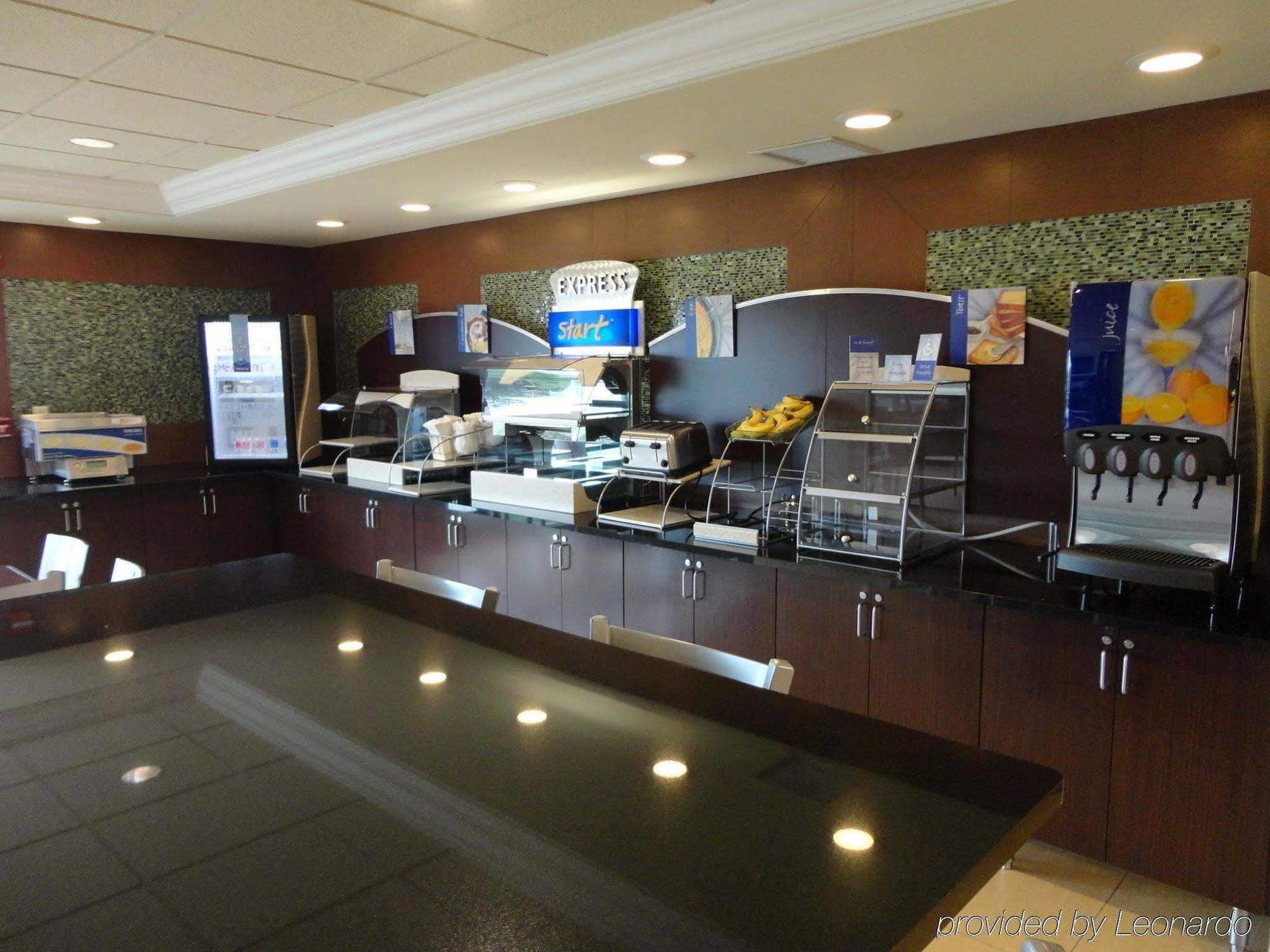 Holiday Inn Express Hotel & Suites Rogers By Ihg Restaurant photo